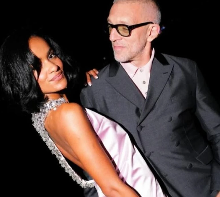 57-річний Кассель у Каннах притулив до себе кохану в міні та з новою зачіскою. Фото