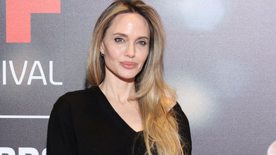 Total black без підборів: Джолі на італійському кінофестивалі здивувала скромним аутфітом. Фото