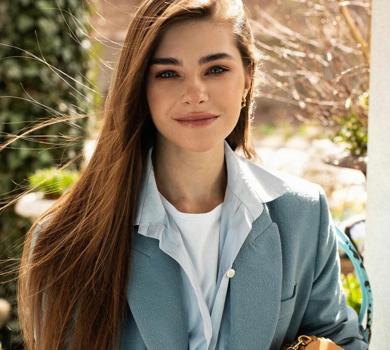 Груди більші, ніж зараз: 24-річна дружина Остапчука показала своє фото з випускного