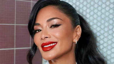 Шерзінгер у білосніжному бікіні та з келишком у руках ефектно побалансувала на брилі. Відео