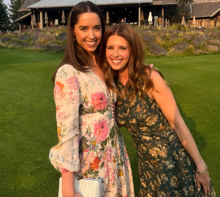 Дочка Шварценеггера у квітковій сукні показала, як з родиною гуляла весілля свого брата. Фото