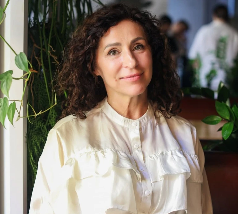 Оце кайф: Надія Матвєєва в повітряному білому луці й на підборах виконала присідання з 32-кілограмовою гирею. Відео