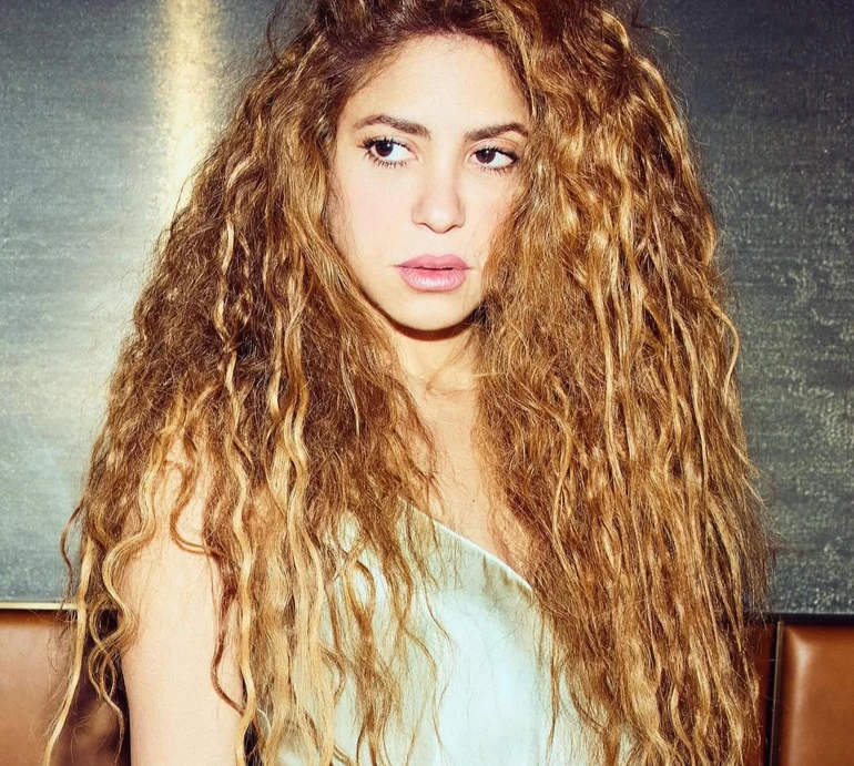 Шакіра у білизняному міні посвітила оголеними стегнами на обкладинці відомого глянцю. Фото