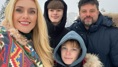 Добре бути вдома: Федишин у строкатому пальті пораділа снігу з синами та чоловіком. Фото