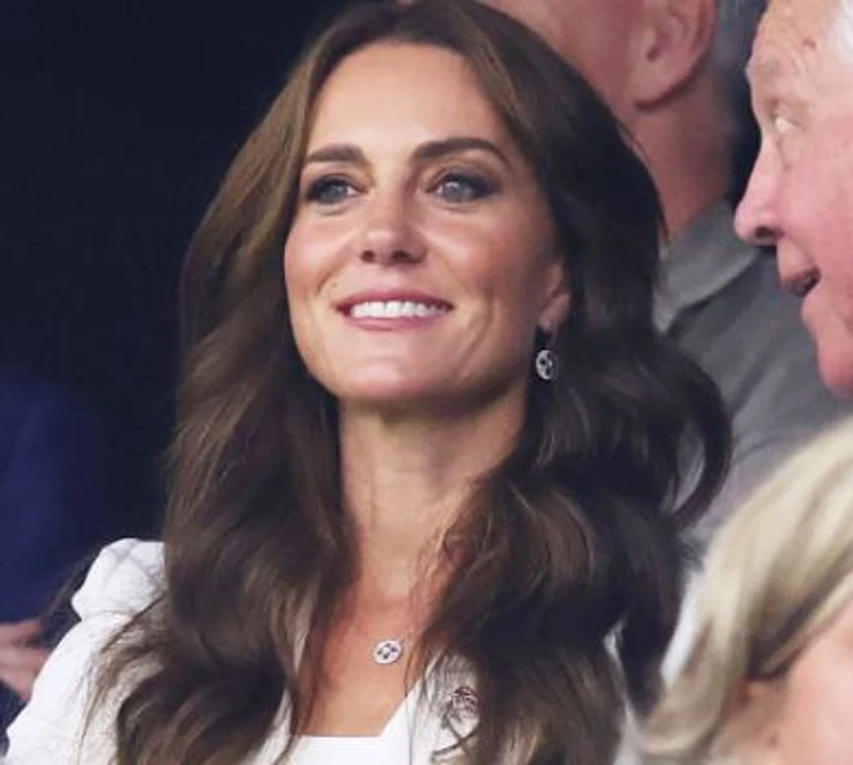 Білий з голови до ніг та діаманти: Міддлтон у Франції сходила на регбі в луці за $11 тисяч