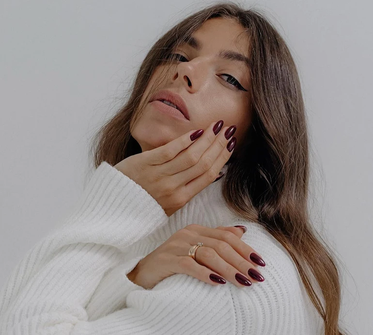 Бех у светрі і на підборах оголила стегна в затшиній зйомці