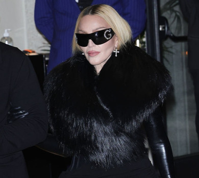 Мадонна у міні та сітчастих колготках посвітила стегнами у Мілані