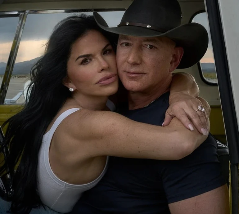 Спортивна парочка: Безоса у шортах зазнімкували із нареченою в топі та лосинах під сонцем Флориди. ФОТО