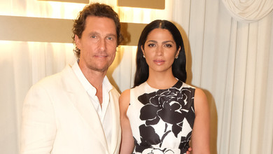 МакКонахі з дружиною і трьома дітьми вигуляли монохромні луки на благодійний захід. Фото