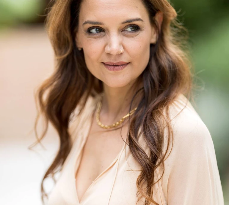 Контраст текстур і трендові барви: 46-річна Холмс у стильному аутфіті оголила плечі на коктейльній вечірці