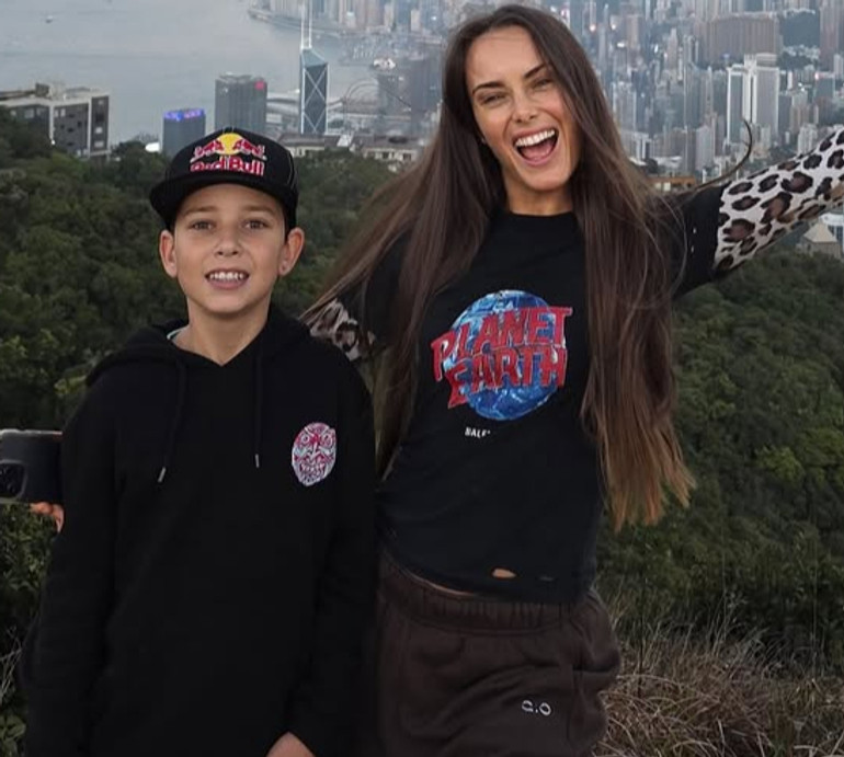 Батьки, тримаємось: Мішина з 13-річним сином показалася в кумедному відео про канікули