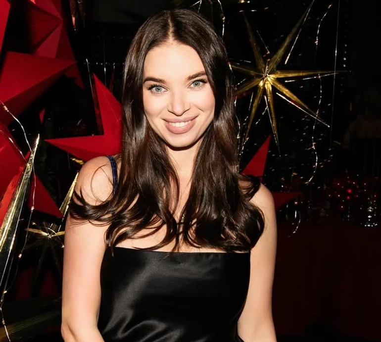 Дружина Усика у шкіряному джампс'юті посвітила стегнами на тлі ретроавто