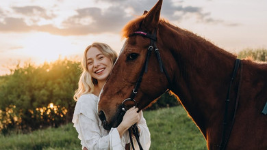 Між конем і людиною не потрібно слів: вершниця Репяхова попозувала для фотосесії, що планувалася не для неї
