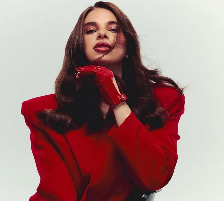 Дружина Усика у червоному жакеті та пальчатках похизувалася довгими ногами перед камерою. Фото