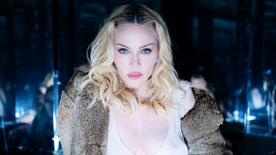 Мадонна у декольтованому шифоні, шубі та блискучих підборах провокаційно повигиналася серед дзеркал. Фото