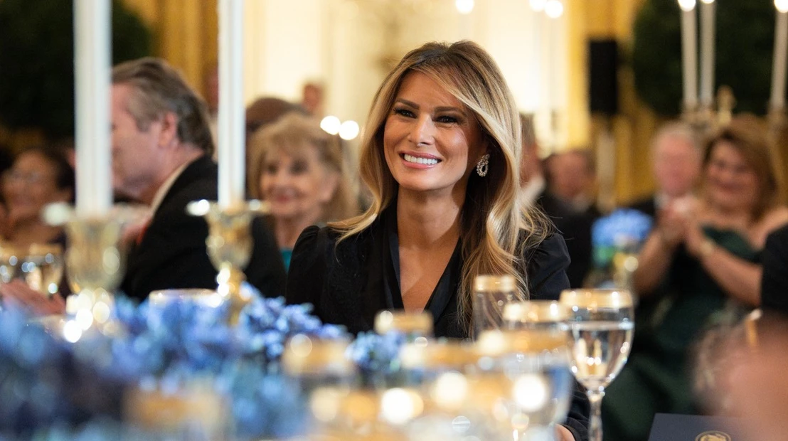 Змініть її стиліста: Меланію Трамп у срібних штанях розкритикували за лук на вечері губернаторів. Фото