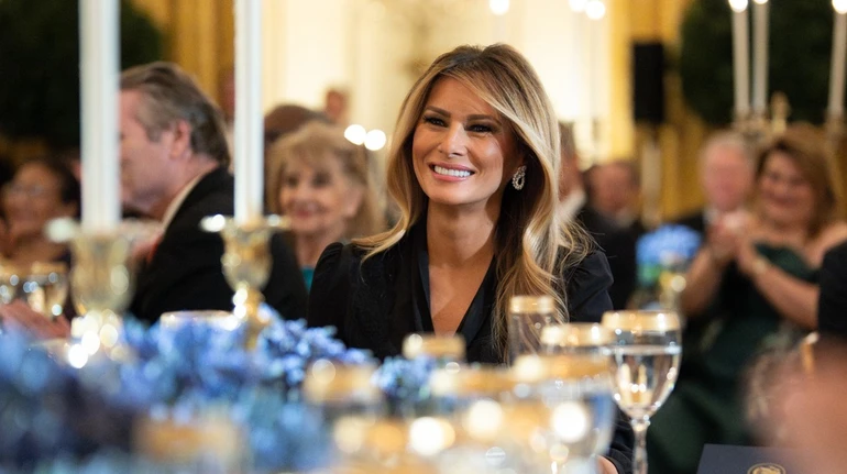 Змініть її стиліста: Меланію Трамп у срібних штанях розкритикували за лук на вечері губернаторів. Фото