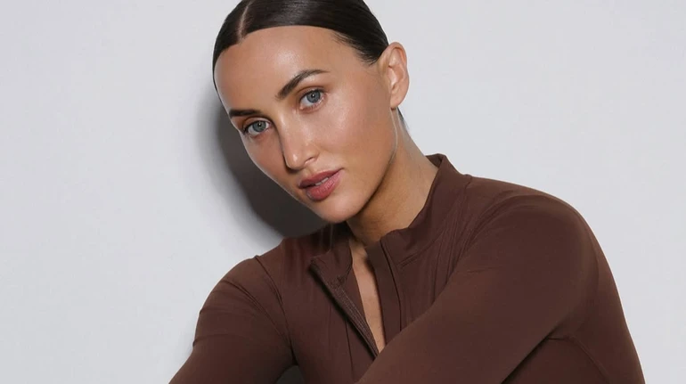 Різатдінова в обтислих спортлуках посвітила підтягнутим тілом у кампейні. Фото