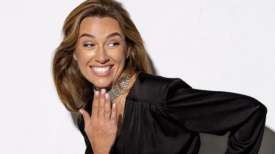 Дружина Решетніка в боді та одній панчосі посвітила стегнами в зухвалих позах