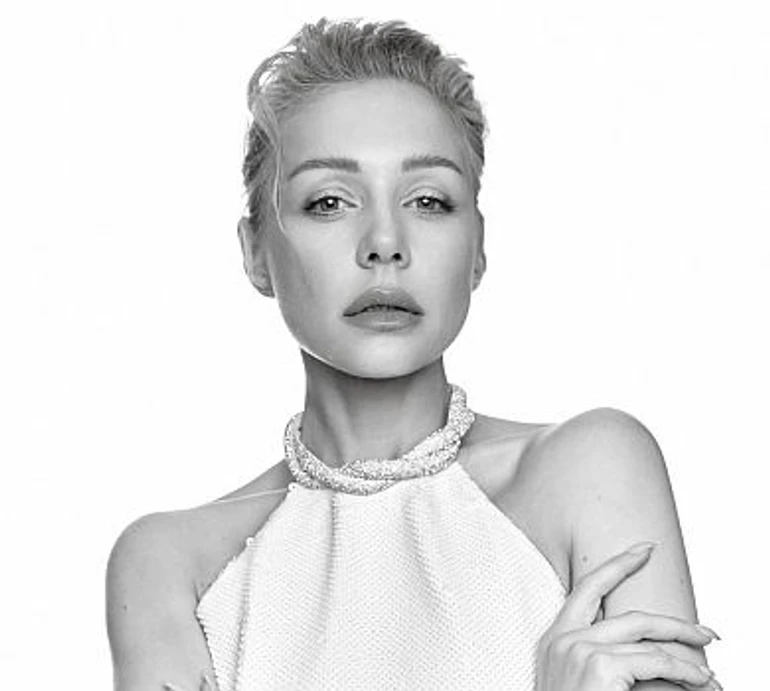 Кароль у глянцевому міні за $1000 оголосила, що обиратиме переможців Grammy