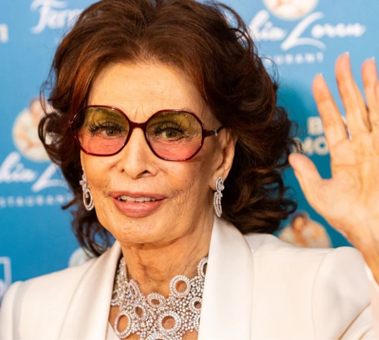 Знадобилася невідкладна операція: 89-річну Софі Лорен госпіталізували з переламами