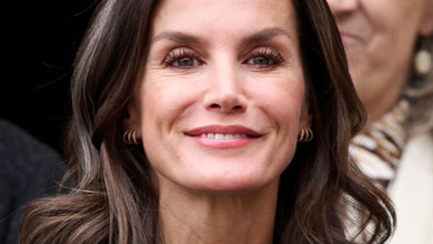 Тренч за  $3000 та зміїна торбинка: королева Летісія вигуляла шкіряний лук на семінарі у Мадриді