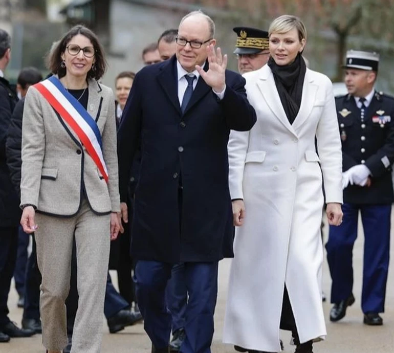 Знайдіть відмінності: княгиня Шарлін повторила у Франції образ black & white, що припав їй до душі. Фото