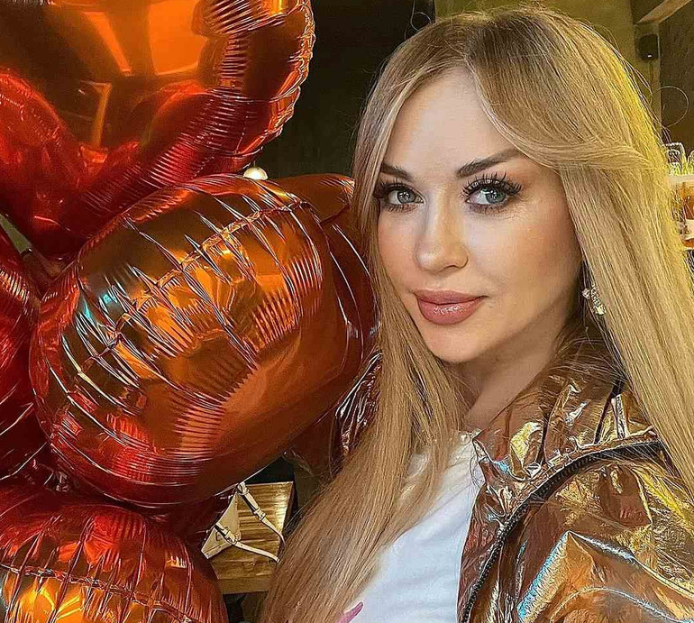 Тростинна засмага і тваринне міні: як Валевська своє 43-річчя святкувала