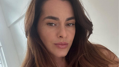 Стефанко у купальнику та капелюсі похизувалася тендітним тілом коло басейну