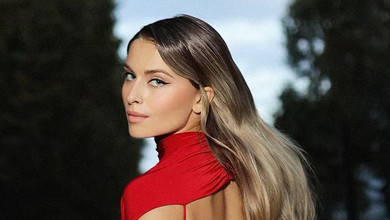 Онука Ротару в розкішному платті оголила спину посеред осіннього Лондона. Фото