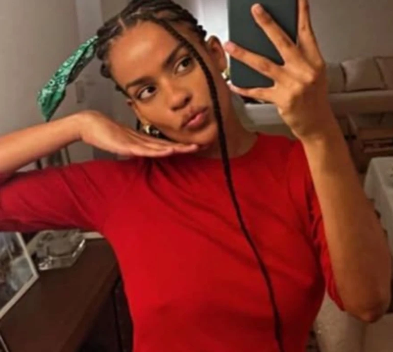 Вагітна дівчина Касселя наробила різдвяних фото з ним та ялинкою