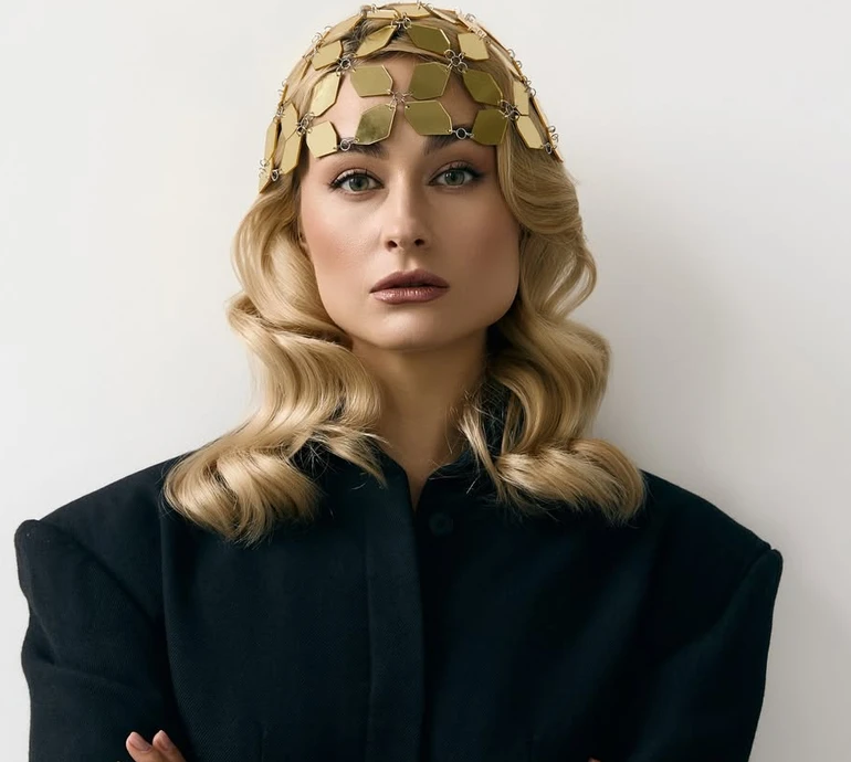 Цимбалару у золотій шапчині похизувалася довжелезними ногами. Фото