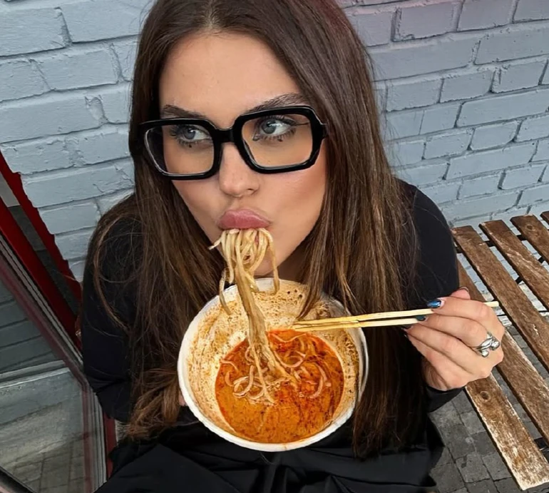 Червоні колготки, віяло та рамен: Заріцька у спортивних балетках показала азійський вайб у Києві