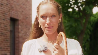 Осадча в ошатній вишиванці зібрала кошик на Яблучний Спас у своєму фруктовому саду. Відео