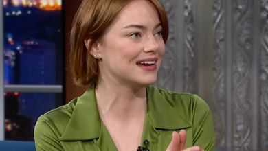 Емма Стоун у топі без ліфчика повторила вінтажний аутфіт Гвінет Пелтроу з культового фільму. Фото