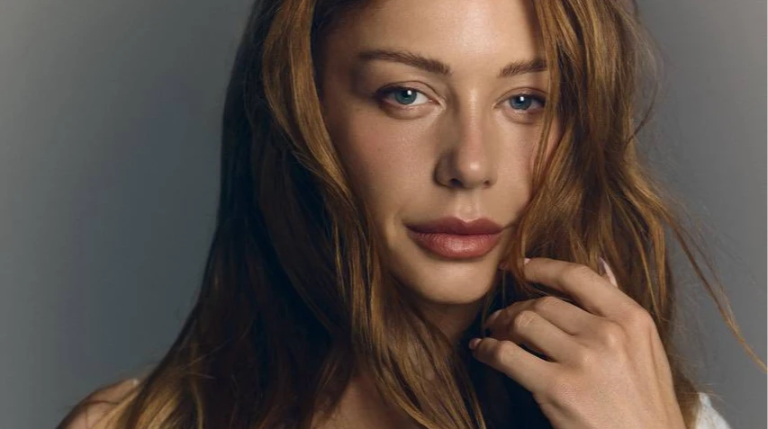 Кароль у прозорій спідниці з хутром та білизняному міні презентувала альбом-маніфест з переспіваними українською хітами