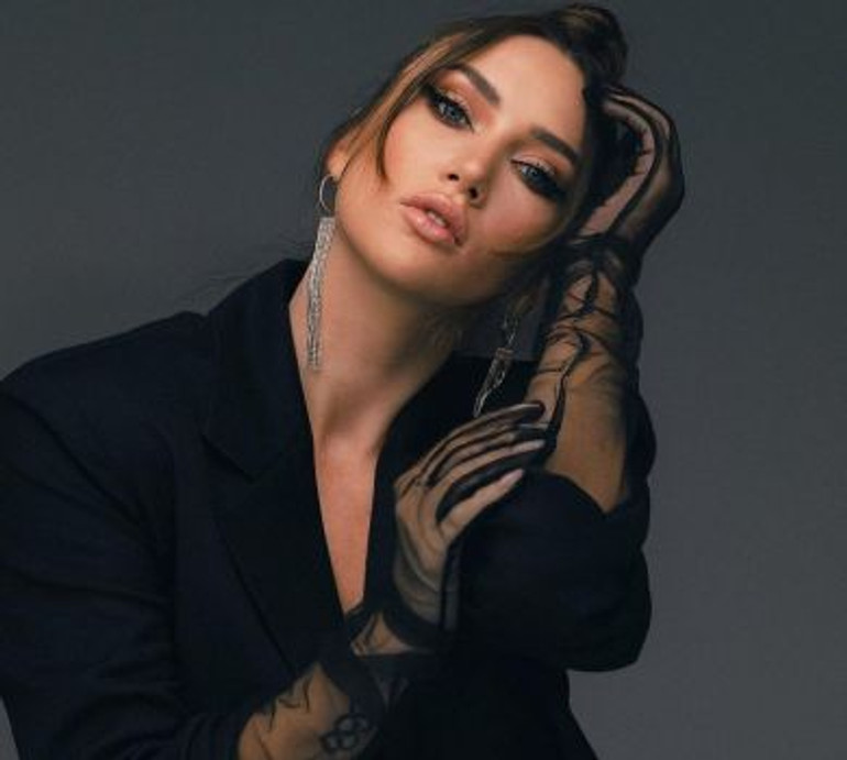 Різатдінова у творчому пориві попозувала для гламурних фото в мереживі та пальчатках