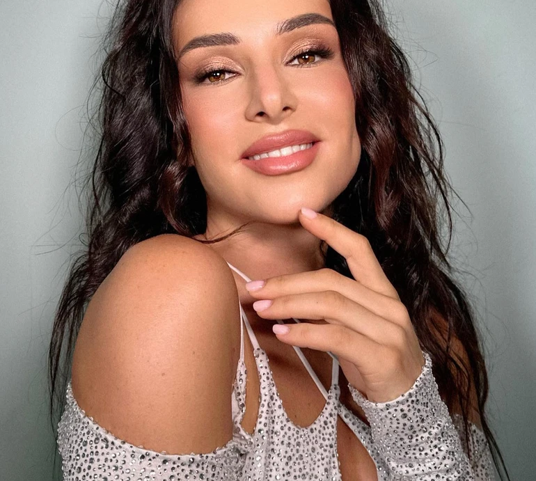 Огнєвіч з голим плечем посвітила ногами на дивані та закликала вирощувати свій сад