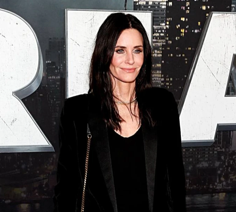 Це марнування часу: 59-річна Кортні Кокс назвала процедуру краси, про яку жалкує найбільше