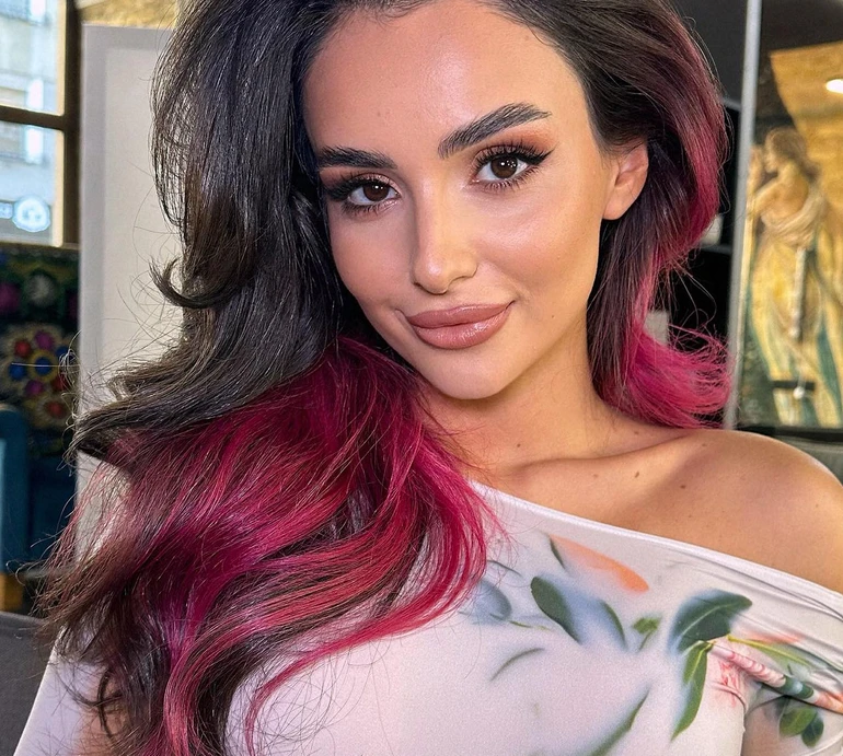 Трінчер у самих трусиках і топі покрутилася перед камерою