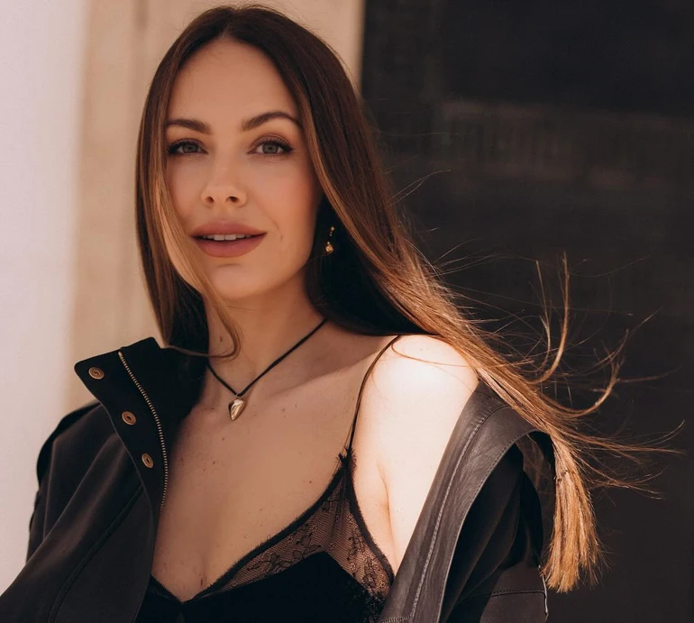 Остапчук виставила стегно у звабливій сукні та нагадала про силу жінки