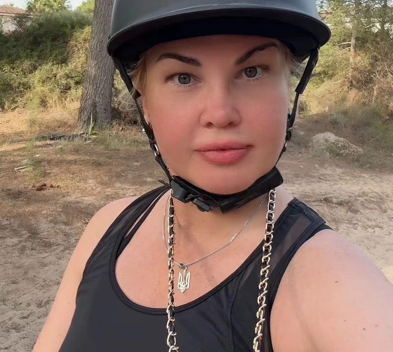 Душа знаходить свою свободу: Камалія в обтислих джинсах показалася з тими, кого любить