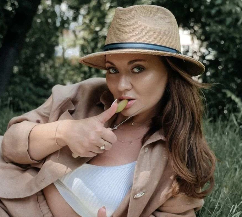 Уперше я обрала себе: Саліванчук у звабному купальнику покрасувалася на узбережжі Греції