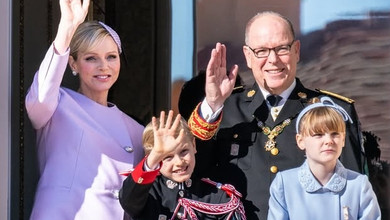 Шишки та затишні светри: князь Монако з дружиною, донькою й сином вмостилися біля каміну для різдвяної листівки