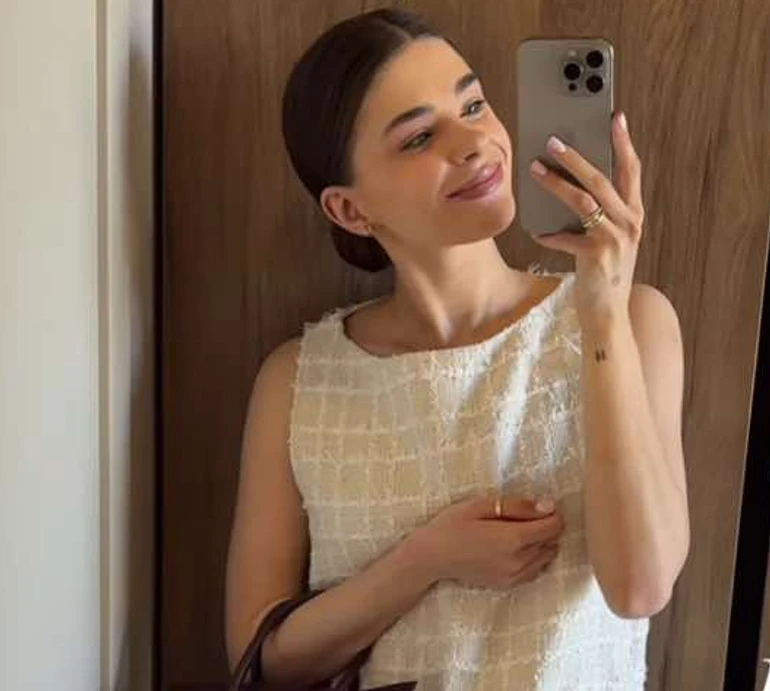 Я трохи нарцис: Остапчук оголила ноги у стильному міні та пояснила, для кого старається