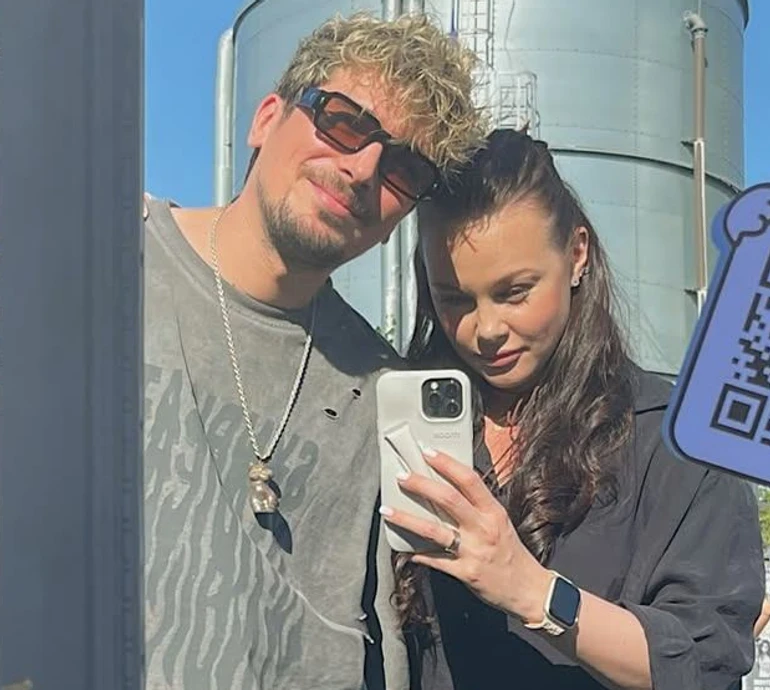 POSITIFF із дружиною та донею в стильному аутфіті зробили кумедне весняне фото