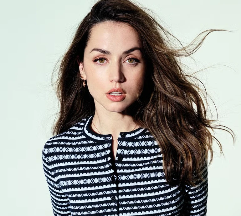 Ймовірна пасія Круза в ефектних образах поспокушала стегнами на сторінках глянцю. Фото