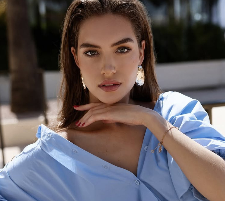 Шкіра, клітинка і оверсайз: Кучеренко в ефектному луці похизувалася стрункою талією в Каннах. Фото