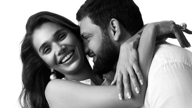 Саша Бо в атласному максі з голою спиною показала ніжності та цілунки з босим коханим. Фото