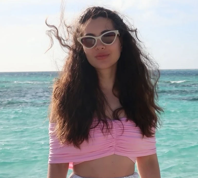 Раміна у романтичному топі та спідничці показала, якою бачить її коханий